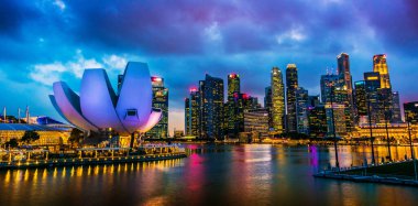 Singapur - 6 Mar 2020: Singapur şehir merkezi rıhtım kenti Artscience Müzesi günbatımından sonra Helix Köprüsü 'nden görüldü