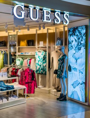 SINGAPORE - MAR 5, 2020: Singapur alışveriş merkezindeki tahmin mağazasının ön girişi