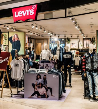SINGAPORE - MAR 5, 2020: Singapur 'daki Levis mağazasının ön girişi