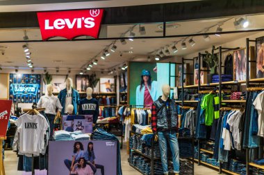 SINGAPORE - MAR 5, 2020: Singapur 'daki Levis mağazasının ön girişi