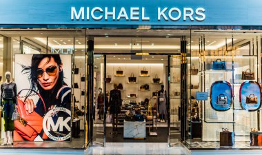 SINGAPORE - MAR 5, 2020: Singapur 'daki Michael Kors mağazasının ön girişi