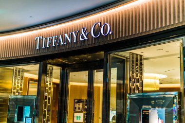 SINGAPORE - MAR 5, 2020: Tiffany 'nin ön girişi. Singapur 'daki alışveriş merkezinde.
