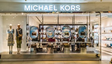 SINGAPORE - MAR 5, 2020: Singapur 'daki Michael Kors mağazasının ön girişi