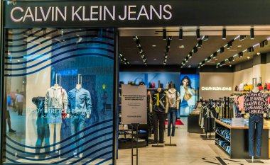 SINGAPORE - MAR 5, 2020: Singapur 'daki Calvin Klein mağazasının ön girişi