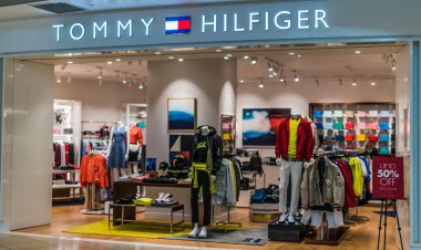 SINGAPORE - MAR 5, 2020: Singapur 'daki Tommy Hilfiger mağazasının ön girişi