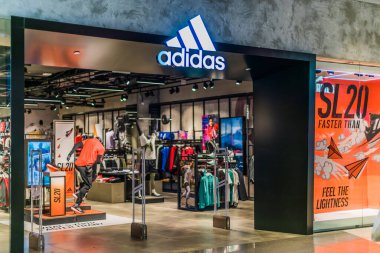 SINGAPORE - MAR 5, 2020: Singapur 'daki Adidas mağazasının ön girişi