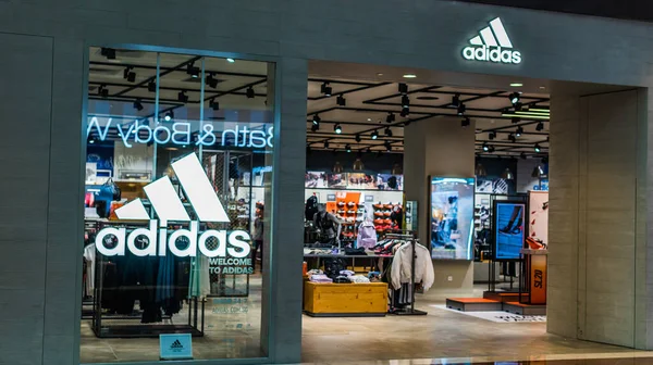 Singapore Mar 2020 Adidas Áruház Bejárata Szingapúrban Bevásárlóközpont — Stock Fotó