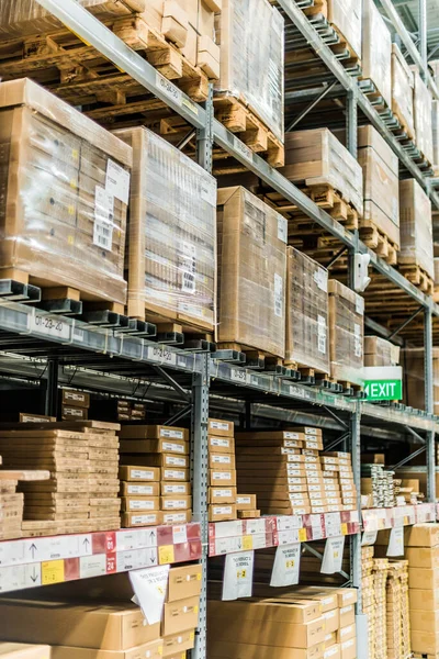 SINGAPORE - MAR 6, 2020: Singapur 'daki IKEA deposunun içi