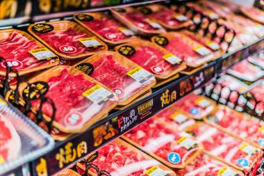 SINGAPORE - MAR 3, 2020: Ticari bir buzdolabında satışa sunulan et ürünlerinin çeşitliliği