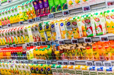 SINGAPORE - 3 MAR 2020: Meyve suları ve soğuk içecekler ticari bir buzdolabında satışa sunuldu