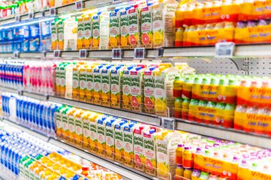 SINGAPORE - 3 MAR 2020: Meyve suları ve soğuk içecekler ticari bir buzdolabında satışa sunuldu