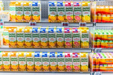 SINGAPORE - 3 MAR 2020: Meyve suları ve soğuk içecekler ticari bir buzdolabında satışa sunuldu