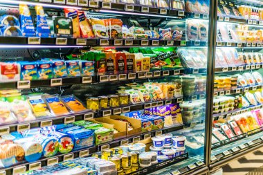 SINGAPORE - MAR 3, 2020: Ticari bir buzdolabında satışa sunulan çeşitli gıda ürünleri