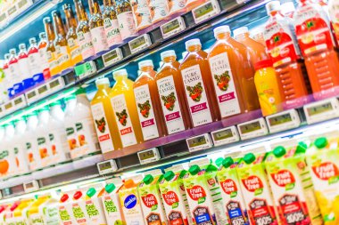 SINGAPORE - MAR 3, 2020: Ticari bir buzdolabında satılığa çıkarılan soğuk içecekler