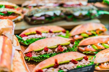 Fast food restoranında taze hazırlanmış sandviçler satılıyor..