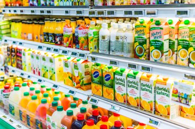 SINGAPORE - 3 MAR 2020: Meyve suları ve soğuk içecekler ticari bir buzdolabında satışa sunuldu