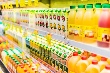 SINGAPORE - 3 MAR 2020: Meyve suları ve soğuk içecekler ticari bir buzdolabında satışa sunuldu