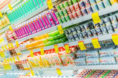 SINGAPORE - MAR 3, 2020: Ticari bir buzdolabında satılığa çıkarılan çeşitli süt ürünleri