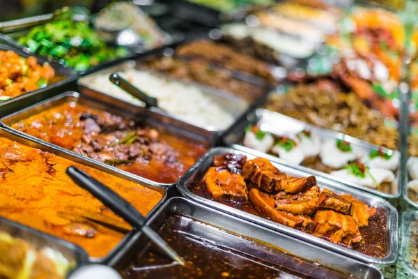 Традиционные Блюда Азиатской Кухни Продаются Торговом Центре Сингапуре — стоковое фото