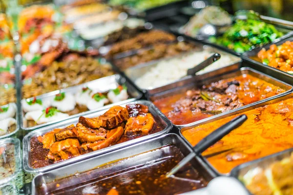 Hagyományos Ázsiai Ételek Eladott Egy Bevásárlóközpont Élelmiszer Bíróság Szingapúrban — Stock Fotó