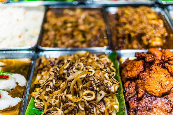 Традиционные Блюда Азиатской Кухни Продаются Торговом Центре Сингапуре — стоковое фото