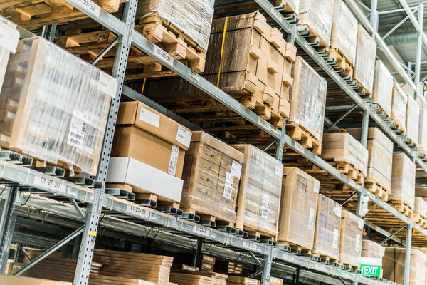 СИНГАПУР - 6 МАР 2020: Интерьер склада ИКЕА в Сингапуре
