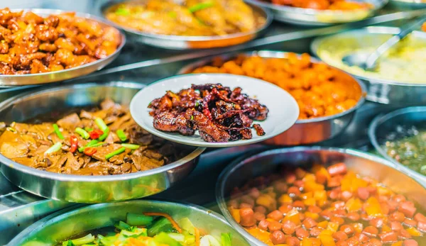 Platos Tradicionales Asiáticos Vendidos Patio Comidas Centro Comercial Singapur —  Fotos de Stock