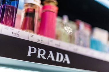 SINGAPORE - MAR 5, 2020: Bir mağaza rafında Prada 'nın parfüm şişeleri