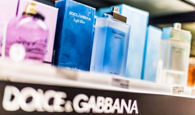 SINGAPORE - MAR 5, 2020: Dolce & Gabbana 'nın parfüm şişeleri bir mağaza rafında