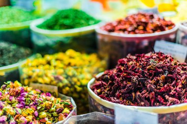 Arap sokağı tezgahında çeşitli baharat ve bitkiler var. Souq Waqif in Doha, Katar. 
