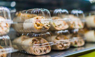 Önceden paketlenmiş sandviçler ticari bir buzdolabında sergileniyor.