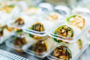 Önceden paketlenmiş sandviçler ticari bir buzdolabında sergileniyor.