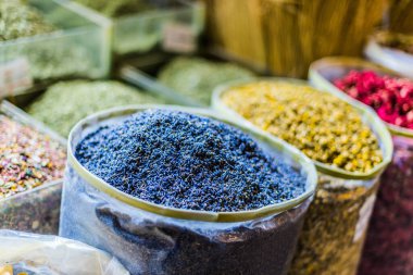 Arap sokağı tezgahında çeşitli baharat ve bitkiler var. Souq Waqif in Doha, Katar. 