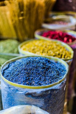 Arap sokağı tezgahında çeşitli baharat ve bitkiler var. Souq Waqif in Doha, Katar. 