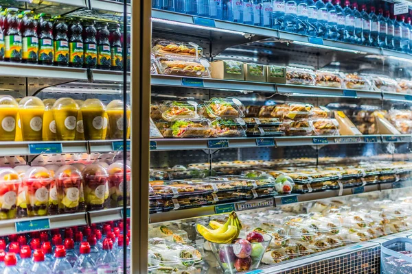 Doha Qatar Feb 2020 Voorverpakte Broodjes Salades Dranken Een Commerciële — Stockfoto