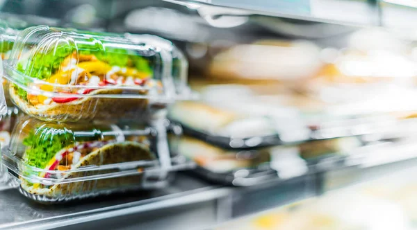 Pide Soslu Acılı Tavuk Önceden Paketlenmiş Sandviçler Ticari Buzdolabında Sergileniyor — Stok fotoğraf