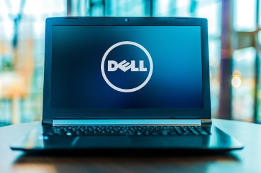 POZNAN, POL - MAR 24, 2020: Dell 'in logosunu gösteren dizüstü bilgisayar, bilgisayar ve ilgili ürün ve hizmetleri geliştiren, satan ve destekleyen çok uluslu bir bilgisayar teknolojisi şirketi.