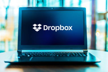 POZNAN, POL - MAR 24, 2020: Dropbox 'ın logosunu gösteren dizüstü bilgisayar, merkezi San Francisco, Kaliforniya' da bulunan Dropbox, Inc.