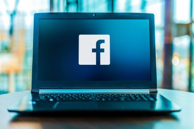 POZNAN, POL - MAR 24, 2020: Facebook 'un logosunu gösteren dizüstü bilgisayar, Menlo Park, Kaliforniya merkezli bir Amerikan çevrimiçi sosyal medya ve sosyal ağ hizmeti şirketi