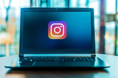 POZNAN, POL - MAR 24, 2020: Instagram 'ın logosunu gösteren dizüstü bilgisayar, Facebook' a ait bir fotoğraf ve video paylaşım sosyal ağ servisi