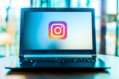 POZNAN, POL - MAR 24, 2020: Instagram 'ın logosunu gösteren dizüstü bilgisayar, Facebook' a ait bir fotoğraf ve video paylaşım sosyal ağ servisi