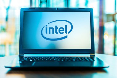 POZNAN, POL - MAR 24, 2020: Merkezi Santa Clara, Kaliforniya 'da bulunan çok uluslu Amerikan şirket ve teknoloji şirketi Intel' in logosunu gösteren dizüstü bilgisayar