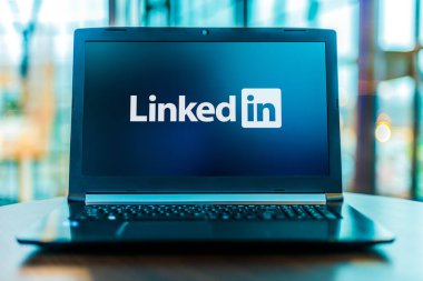 POZNAN, POL - MAR 24, 2020:: LinkedIn 'in logosunu gösteren dizüstü bilgisayar, web siteleri ve mobil uygulamalar aracılığıyla çalışan bir Amerikan iş ve istihdam odaklı hizmet