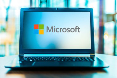 POZNAN, POL - MAR 24, 2020: Merkezi Redmond, Washington 'da bulunan çok uluslu bir teknoloji şirketi olan Microsoft' un logosunu gösteren dizüstü bilgisayar