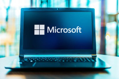 POZNAN, POL - MAR 24, 2020: Merkezi Redmond, Washington 'da bulunan çok uluslu bir teknoloji şirketi olan Microsoft' un logosunu gösteren dizüstü bilgisayar