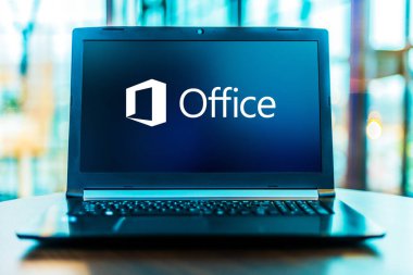 POZNAN, POL - MAR 24, 2020: Microsoft Office, Microsoft tarafından geliştirilen bir istemci yazılım, sunucu yazılımı ve hizmetler ailesi, dizüstü bilgisayar görüntüleme logosu
