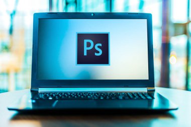 POZNAN, POL - MAR 24, 2020: Adobe Inc. tarafından geliştirilen ve yayımlanan bir raster grafik editörü olan Adobe Photoshop 'un logosunu gösteren dizüstü bilgisayar