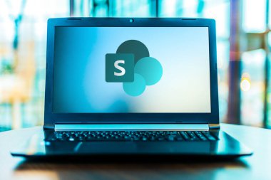 POZNAN, POL - MAR 24, 2020: SharePoint 'in dizüstü bilgisayar görüntüleme logosu, Microsoft tarafından geliştirilen Office aile yazılımı ve hizmetlerinin bir parçasıdır.
