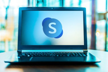 POZNAN, POL - MAR 24, 2020: Microsoft tarafından geliştirilen Office aile yazılımı ve hizmetlerinin bir parçası olan Skype 'ın iş sunucusu için logosunu gösteren bilgisayar
