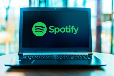 POZNAN, POL - MAR 24, 2020: Spotify 'in logosunu gösteren dizüstü bilgisayar, plak şirketleri ve medya şirketlerinden müzik ve podcast sağlayan İsveçli bir ses yayını platformu